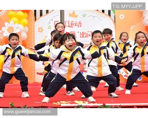 足球球星挑战新风尚骑马姿态尽显英勇风采引领运动潮流新风向